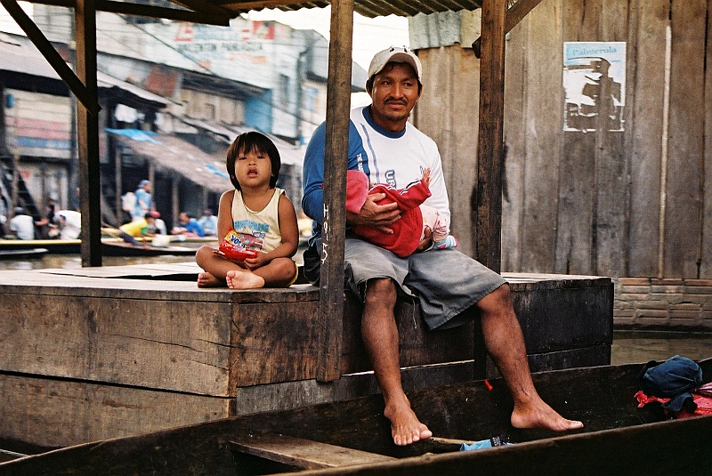 Laura i Astronom_super-160.JPG - Troskliwy tata z dzielnicy slumsów. (Zdjęcie: Laura i Astronom)